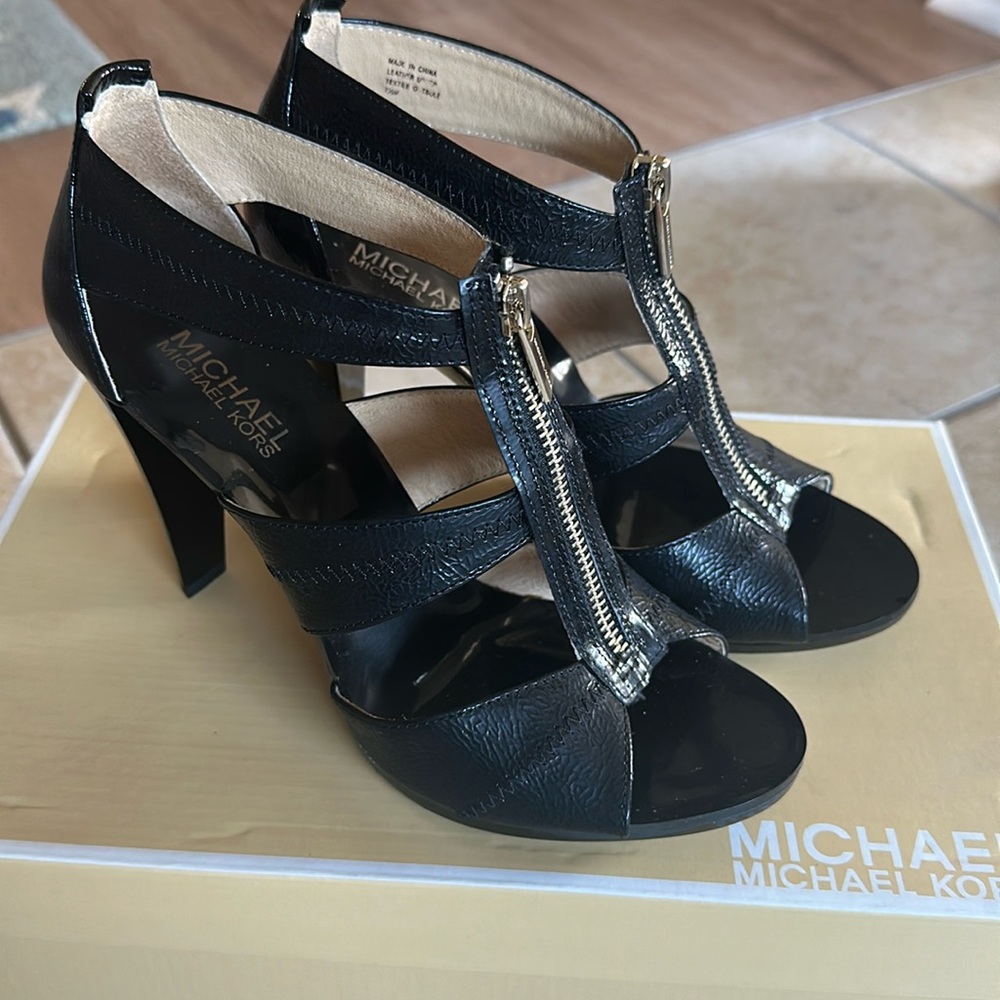Michael Kors Berkley T-Strap Black Crinkled Patent Heels sz 7.5